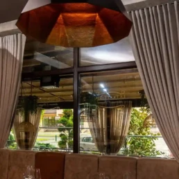 Restaurant cu terasă decorat de Sophia