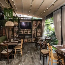 Restaurant cu terasă decorat de Sophia
