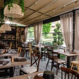 Restaurant cu terasă decorat de Sophia