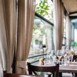Restaurant cu terasă decorat de Sophia